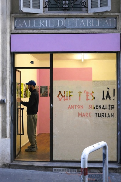 Entr�e de la galerie du Tableau - exposition OUF T'ES LA !